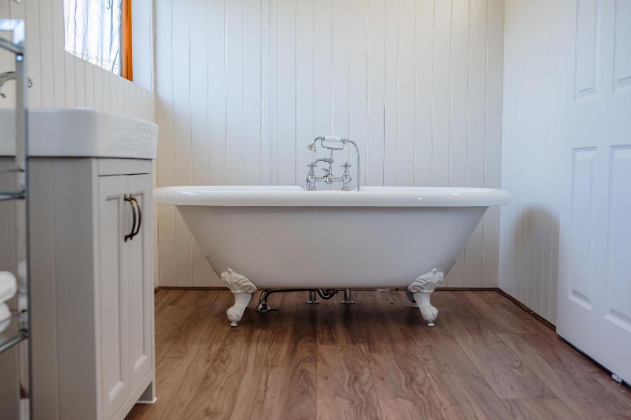 Hencote Vineyard Glamping Village ชรูว์สเบอรี ภายนอก รูปภาพ